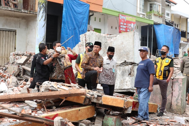 Gus Muhdlor Turun Langsung Pembongkaran Rumah dan Bangunan