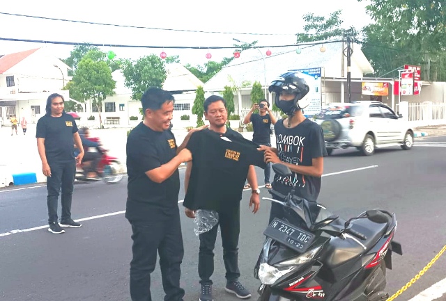 Satresnarkoba Polres Pasuruan Kota Bagi Kaos HANI