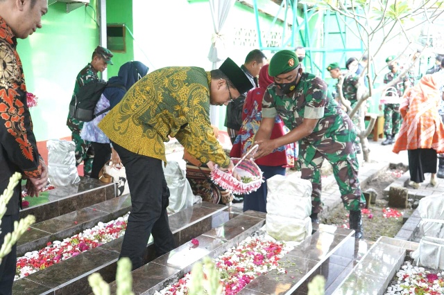 Gus Mudhlor: Terima Kasih Jenderal, Revitaliasi Makam Guru KH. Hasyim Diterima Kasad