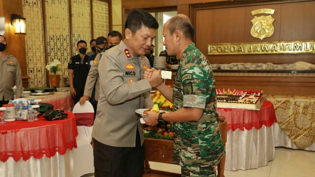 “Bawakan Nasi Tumpeng dan Kue Tart, Pangdam V/Brawijaya beri Kejutan Kapolda Jatim di Hari Bhayangkara ke-76”