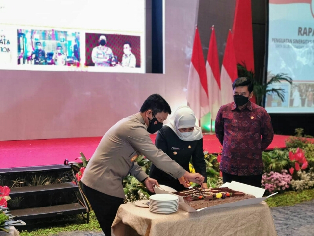 Dipenghujung Rakor GTR Agraria, Kapolda Jatim Dapat Kejutan Kue Tart dan Tumpeng HUT Bhayangkara Ke-76 dari Gubernur Jatim