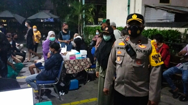 Polsek Tambaksari bersama Tiga Pilar Melaksanakan kegiatan Vaksin & Swab Hunter