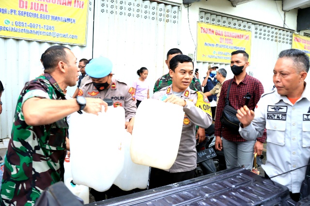DAM Jebol, Polres Jember Bersama Kodim 0824 Distribusikan Air Bersih