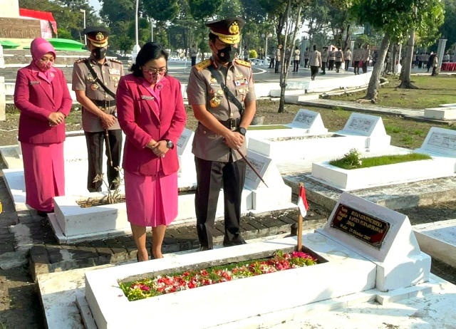 HUT Bhayangkara ke 76, Kapolda Jatim  Ziarah ke Makam Pahlawan dan Kakek yang Juga Pejuang Kemerdekaan