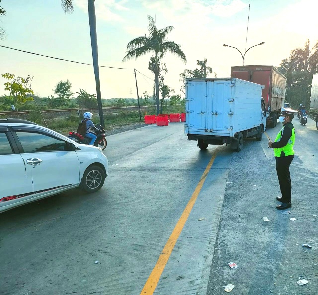 Jalan Diperbaiki, Polres Lamongan Siapkan Jalur Alternatif