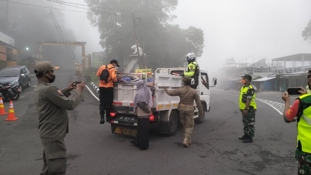 Cegah PMK Polres Magetan dan Pemkab Periksa Mobilitas Truk di Perbatasan