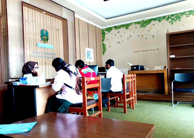 Kurangnya Keterbukaan Publik oleh Dispendik Jatim dalam Kompetisi PPDB Semi Online Untuk Jalur Anak Buruh