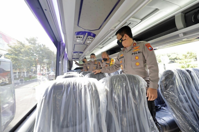Diharapkan Dapat Menunjang Pelayanan Kepada Masyarakat, Kapolda Jatim Mengecek Langsung Tiga Bus Hibah