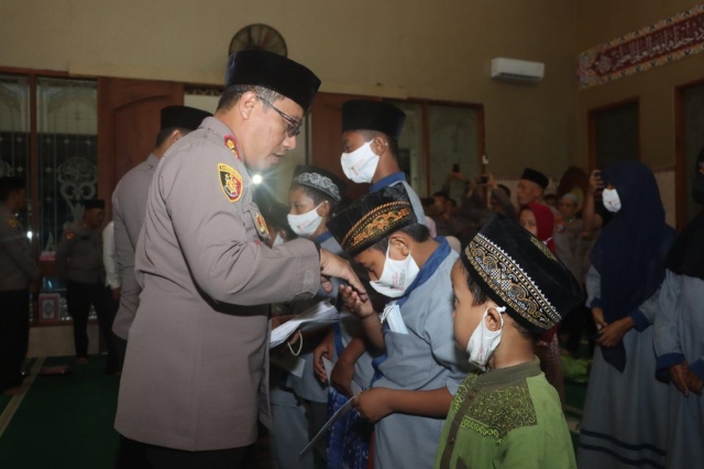 Berbagi Puluhan Anak Yatim diberi Santunan dari Polres Trenggalek