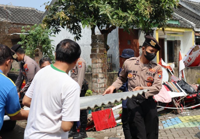 Polres Malang Terjunkan Personel Berikan Bantuan Sosial Warga Terdampak, dalam Tanggap Bencana