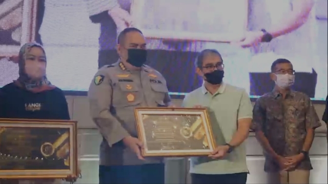 Penghargaan Dari BPJS Kesehatan, diberikan kepada Biddokkes Polda Jatim