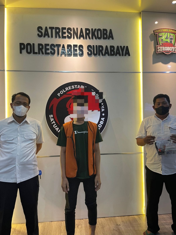 Satresnarkoba Polrestabes Surabaya Melakukan Penangkapan Seorang Pengedar Sabu di Lobi Hotel Jl. Pasar Turi Surabaya