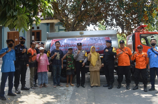 Kompi 4 Batalyon C Pelopor Satbrimob Polda Jatim Berpartisipasi Melaksanakan Kegiatan Brimob Peduli Berupa Bantuan Air Bersih