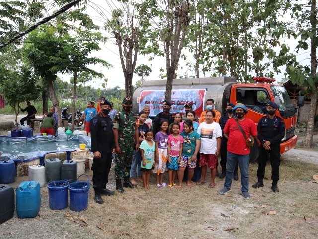 Dalam Rangka Bakti Sosial, Brimob Mendistribusikan Air Bersih Kepada Warga Kecamatan Tambakrejo yang Mengalami Kekeringan