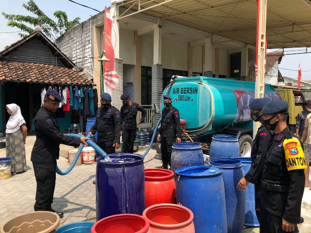 Pembagian Air Bersih dari SATBRIMOB POLDA JATIM