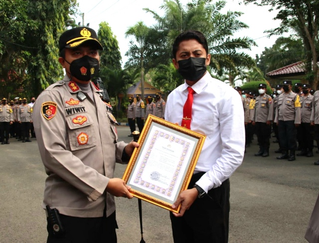 16 Personil Polres Bangkalan Terima Reward dari Kapolres