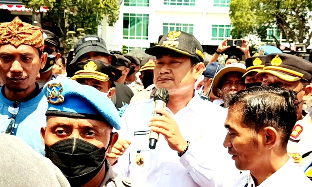 Pupuk Langka, Petambak Lamongan Turun ke Jalan.Pendemo : Pecat Menteri Pertanian