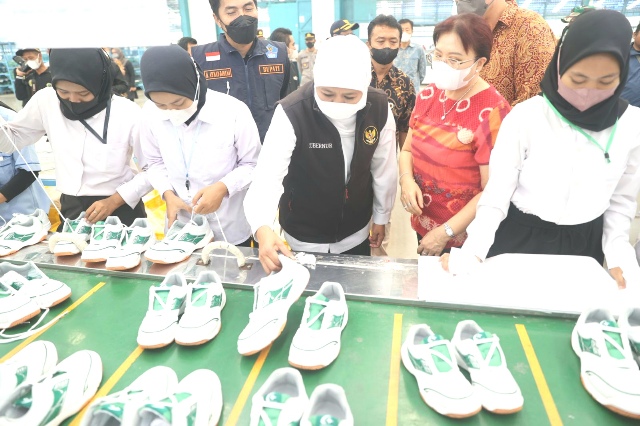 Gubernur Khofifah Lepas Ekspor Sepatu Produksi PT DPS ke China