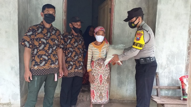 Bukti Perhatian Terhadap Masyarakat, Polres Probolinggo Bagikan Sembako pada Masyarakat di Kecamatan Gading