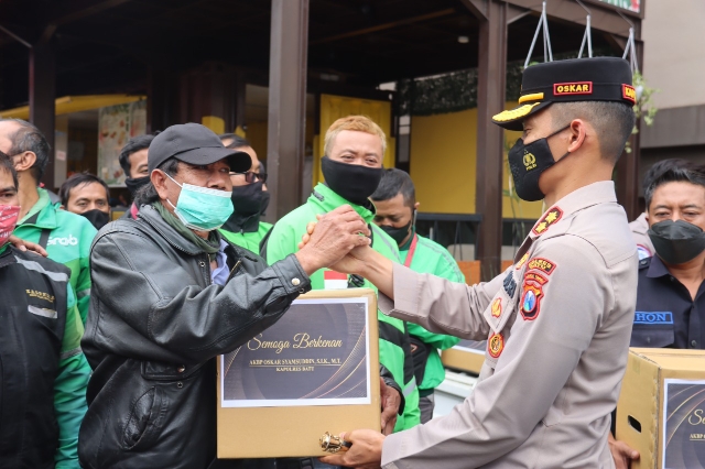 Polres Batu Berikan Bantuan Paket Sembako ke Puluhan Ojol, Pasca Kenaikan BBM