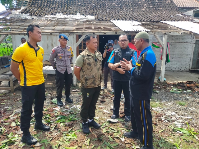 Brimob Madiun Melakukan Kegiatan Bantu Warga Korban Puting Beliung