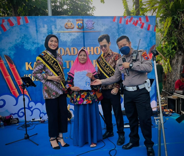 Roadshow Kamseltibcar Lantas di Area Car Free Day Taman Bungkul bersama Satlantas Polda Jatim dan Polrestabes