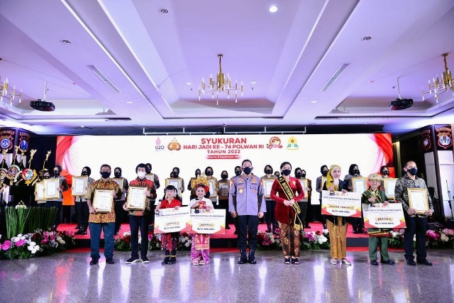 Polwan Polda Jatim yang Meraih Juara 2 Lomba Video Kreatif Suara Hati Anak Polwan diberikan Penghargaan langsung dari Kapolri
