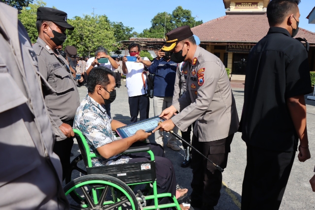 Bantu Ungkap Pelaku Bondet di RSUD Tongas, Tiga Petugas Keamanan Diganjar Penghargaan Polres Probolinggo Kota
