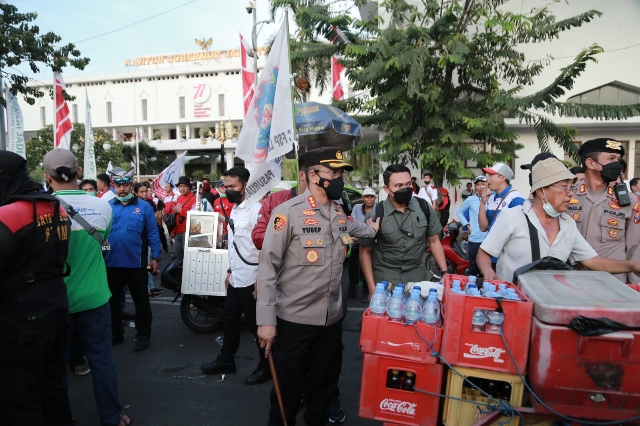 Kapolrestabes Surabaya Borong Habis Dagangan PKL, saat Aksi Unjuk Rasa