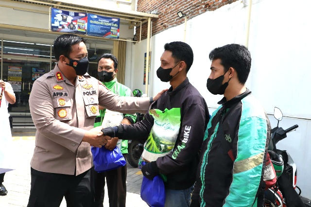Tukang Ojek Terima Sembako dari Polres Mojokerto