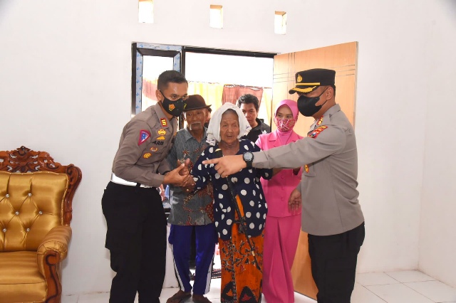 Polres Lamongan Serahkan Rumah Kepada Mbok Inah