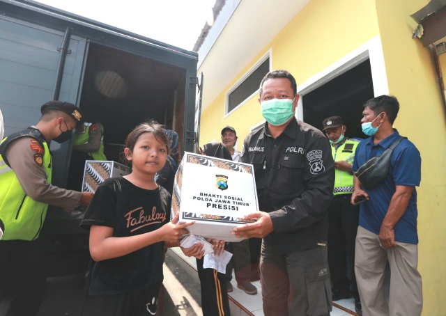 Dampak BBM Naik, Masyarakat Terima Bansos dari Satker Polda Jatim