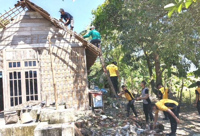 Sinergitas Polri, TNI dan Satpol PP Perbaiki Rumah Warga