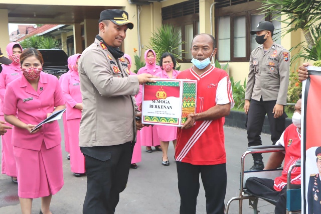 Kapolda Jatim Perintahkan Kapolres Jajaran Salurkan Bansos Bagi Warga Kurang Mampu