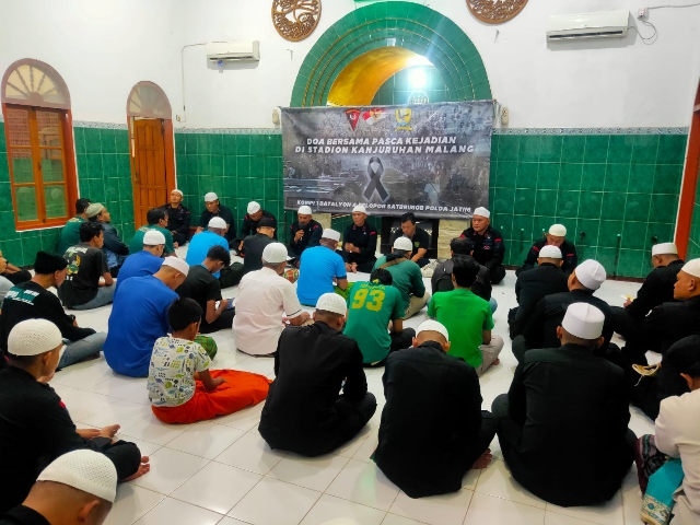 Brimob Nginden Doa Bersama Pasca Kerusuhan di Kanjuruhan