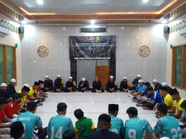 Bersama Masyarakat, Brimob Tandes Gelar Doa Bersama Untuk Korban Tragedi Kanjuruan