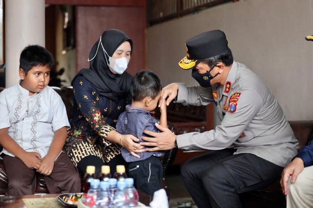 Kapolda Jatim Takziah Ke Rumah Dua Anggota Polri yang Meninggal Saat Pengamanan di Stadion Kanjuruhan