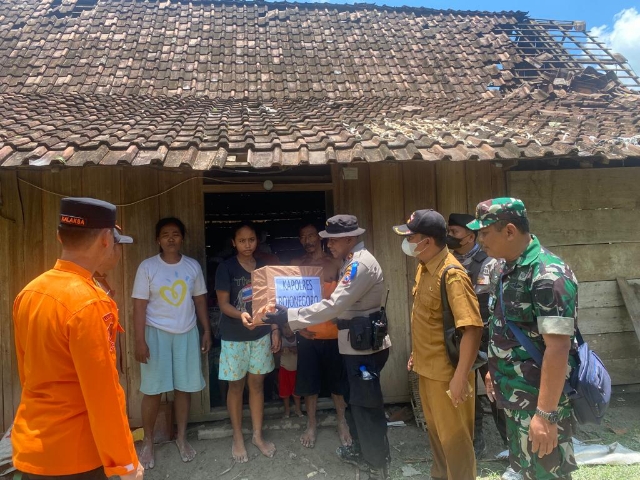 Polres Bojonegoro Evakuasi dan Beri Bantuan Korban Bencana Angin Kencang, dilakukan dengan Gotong Royong