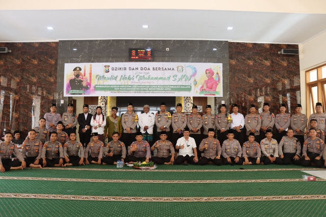 Dzikir dan Doa Bersama Ulama untuk Korban Tragedi Kanjuruhan, bersama anggota Polres Bondowoso