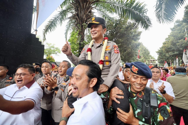 Bentuk Kebanggan dari Anggota, Irjen Pol Nico Afinta dipanggul Keluar Mapolda Jatim saat Prosesi Pelepasan