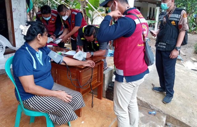 Gelar Pengobatan Gratis Bagi Korban Banjir di Sumbermanjing Wetan oleh Tim Dokkes Polres Malang