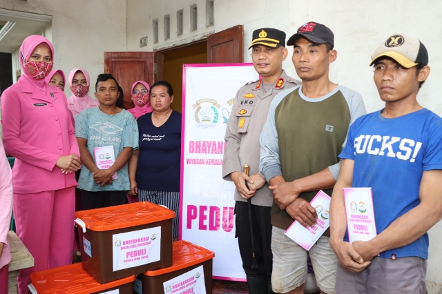 Polres Tulungagung Salurkan Bansos Bhayangkari Peduli untuk Korban Tanah Longsor di Sendang