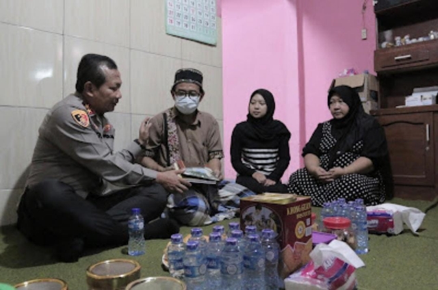Kapolda Jatim Kunjungi Rumah Alm. Farzah Korban Tragedi Kanjuruhan, Keluarga Sampaikan Terimakasih