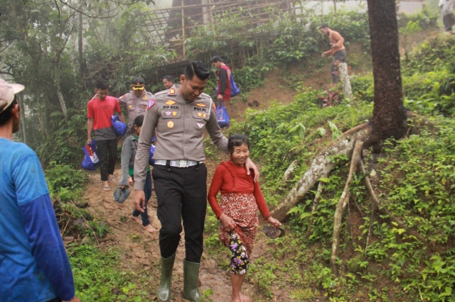 Polres Ponorogo Beri Himbauan Pengguna Jalan Minimalisir Laka Lantas di Musim Hujan dalam Tanggap Bencana