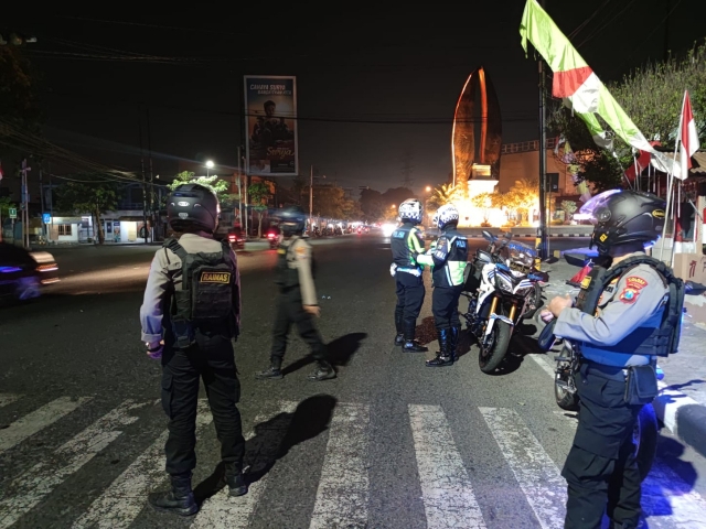 Puluhan Personel Polres Gresik Patroli Skala Besar, dalam Mengantisipasi Tindakan Kriminal dan Cegah Balap Liar