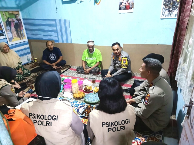 Dirlantas Polda Jatim Takziah ke Rumah Korban Tragedi Kanjuruhan