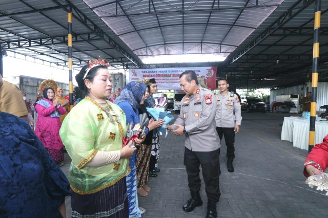 Perawat RS. Bhayangkara Surabaya Gunakan Baju Adat, Ada Apa?