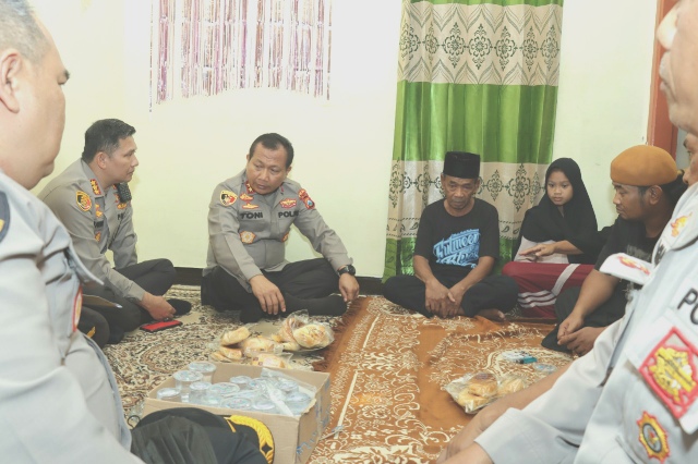 Kapolda Jatim Takziah ke Rumah Korban Tragedi Kanjuruhan