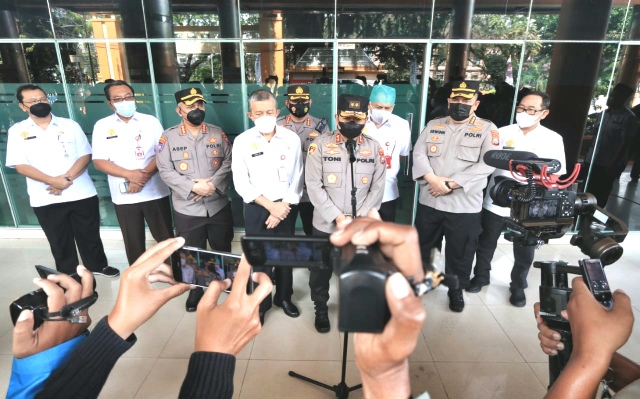 Usai Dilantik, Kapolda Jatim Kunjungi Korban Kanjuruhan di RSAA Malang