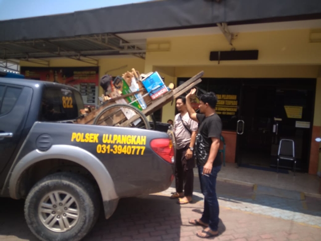 Hal yang Mulia, Polisi Gresik ini Beri Santunan dan Antar Pulang Pedagang Asongan yang Sakit